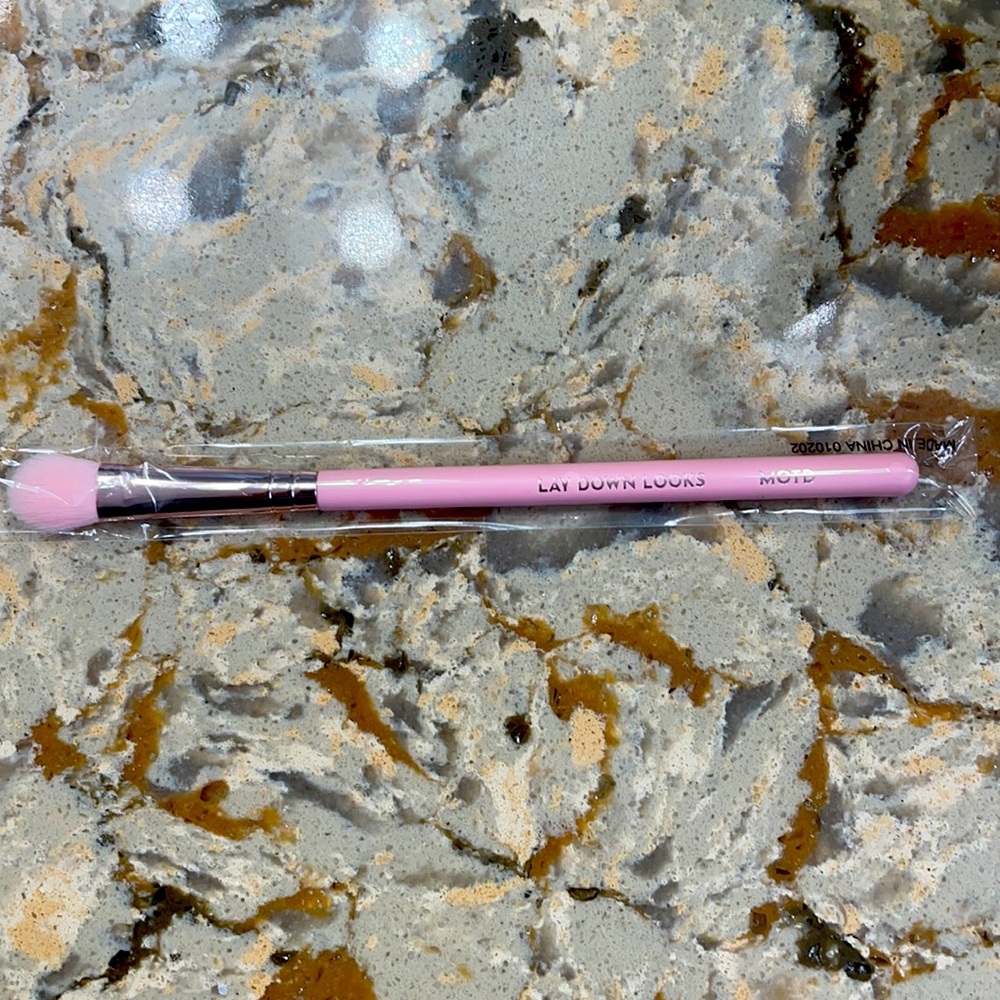 Lay Down looks  Make up brush